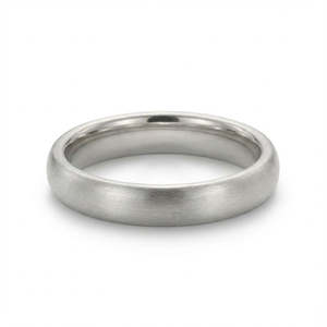 Anillo de boda clásico para hombre en platino cepillado de 4 mm - Product Image 1