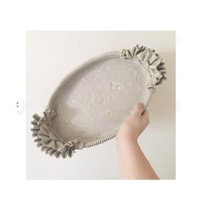 Grand plateau de service en céramique parfait pour les fêtes de famille Diwali avec des plats traditionnels, des bonbons et des collations salées - Product Image 1