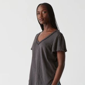 Camiseta de algodón con cuello en Supima V para mujer suave y cómoda, perfecta para capas, disponible en tonos neutros y pastel - Product Image 4