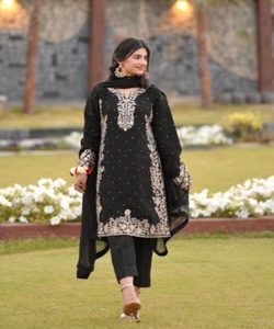 Elegant Muslim Abaya Modest Dress for Women in Saudi Arabia Style with <strong>Hijab</strong> and Classic Embroidery Robe Design