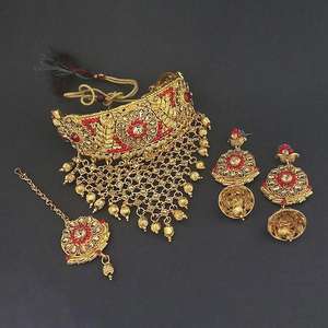 Ensemble de bijoux de mariée Kriaa 1113662-Collier ras du cou en pierre autrichienne rouge avec boucle d'oreille fine Maang Tikka pour les occasions de cadeaux - Product Image 1