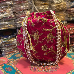 Designer brodé indien beau sac Potli avec bracelets de perles ethnique femmes Zari travail pièce Potli pour faveur de mariage - Product Image 1