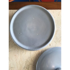 Casserole couverte en céramique vintage avec support en métal orné Vaisselle du milieu du siècle Chauffe-plats en grès violet vintage - Product Image 5