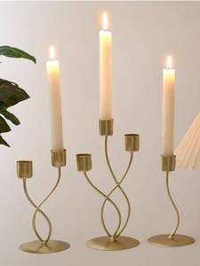 Portavelas de metal plateado con detalles intrincados, perfecto para banquetes de boda clásicos y escenarios de comedor - Product Image 5