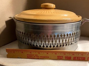 Casserole marron avec couvercle en métal argenté pour la cuisson, la pâtisserie, le service à table, la salle à manger, la cuisine, l'usage domestique, les repas en famille et les cadeaux - Product Image 5