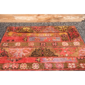 Alfombra turca vintage de 2.3x2.6 pies (70x80 cm), patchwork rojo geométrico con elementos florales. - Product Image 2