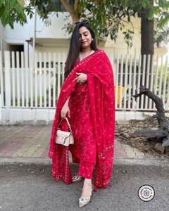 ชุดคุर्ติพร้อมกางเกงและผ้าคลุมไหล่ คอลเลคชั่นพรีเมียม ผ้าเรยอน ปักลาย ผลิตในอินเดีย ขายส่งราคาถูก - Product Image 2