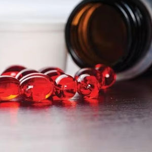 Huile d'astaxanthine rouge naturelle à 10 % certifiée casher et halal, durée de conservation de 24 mois, consommation directe, utilisée dans les capsules, les gommes, les cosmétiques - Product Image 1