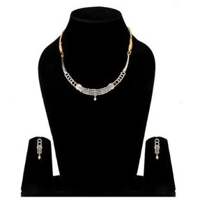 Collier demi-lune élégant et stylé pour les soirées - Product Image 6
