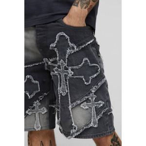 Zweifarbige Gothic Cross Patch <span class=keywords><strong>Denim</strong></span> Shorts für Männer Streetwear Raw Edge Benutzer definierte ausgefranste Stickerei Loose Fit Hip Hop Summer Jorts OEM - Product Image 3