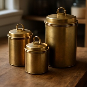 Recipiente cilíndrico para especias de latón dorado con tapa metálica hermética, diseño vintage hecho a mano para almacenamiento en la cocina. - Product Image 3