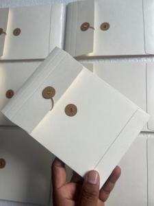 Sobres reciclados de marfil con botón y corbata de yute Sobres de corbata ecológicos Papel de marfil reciclado - Product Image 5