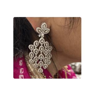 Boucles d'oreilles en diamant plaqué or d'inspiration vintage exquise Présentation étonnante avec de vrais diamants pour les filles glamour - Product Image 2