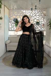 Lehenga Choli noir de style traditionnel avec motif de cercle de paillettes et Dupatta pour les fêtes d'hiver prix de gros en gros - Product Image 3
