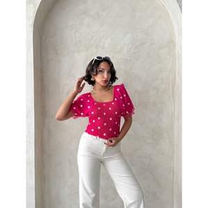 Blusa de Chifón Fucsia para Mujer Topshow con Detalle de Gipe, Camisas al por Mayor - Product Image 4