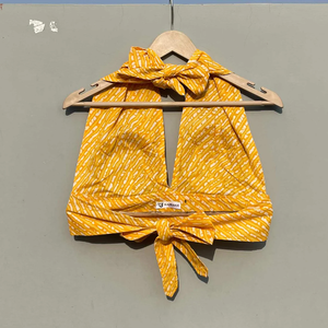 Blusa amarilla mostaza con cuello halter, diseñada para una elegancia sin esfuerzo y un encanto contemporáneo en ocasiones festivas e informales. - Product Image 2