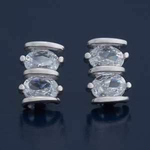 Boucles d'oreilles à clous géométriques en or plaqué 14 carats avec diamants pour fiançailles - Product Image 1