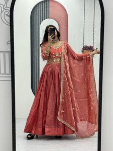 ชุดเดรสอนาร์กาลีแบบประดับตกแต่งอย่างหรูหราสำหรับงานเมเฮนดีและงานฮัลดี พร้อมแขนเสื้อโดดเด่นและทรงพลิ้วไหว - Product Image 3