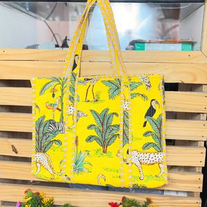 Sac fourre-tout en coton matelassé imprimé jungle Kantha, sac fourre-tout imprimé jungle jaune, sac fourre-tout imprimé animal - Product Image 1
