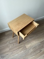 Table de chevet en bois massif avec tiroir et étagère ouverte Design du milieu du siècle Construction durable pour un décor de chambre à coucher moderne et élégant