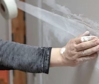 Yüksek Mukavemetli Alkaliye Dayanıklı E-cam C-cam Kendinden Yapışkanlı Fiberglas Örgü Duvar Çatlak Onarım Filesi Takviye Bandı