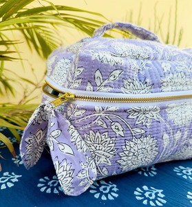 Sacs à main vintage Le Souvenirs |   Sacs de rangement pour maquillage en coton matelassé à imprimé floral, fermeture éclair, résistant à l'eau, écologique - Product Image 2