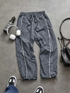 Pantalon de survêtement blanc ample et tendance pour homme avec empiècements latéraux noirs et détails de passepoil blanc - Coupe décontractée, style sportif et décontracté - Product Image 2