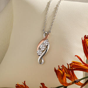 Collar Jeulia Personalizado con Tres Piedras de Nacimiento, Chapado en Oro de Dos Tonos - Product Image 5