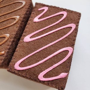 Felt Food Frosted Brownie Delight-Hecho a mano, juguete de juego de simulación ecológico para niños, postre de felpa suave realista - Product Image 3