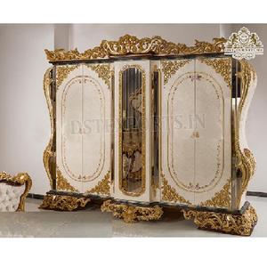 Meubles de chambre à coucher design baroque italien Armoire classique à 4 portes sculptée en feuille d'or Armoire principale majestueuse Villa de luxe - Product Image 1
