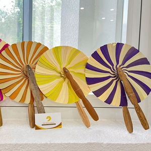 Éventail en feuilles de palmier naturelles tissées, feuillage de palmier séché, léger, accessoire de refroidissement à main, pour une décoration de festival en plein air animée, Vietnam - Product Image 1