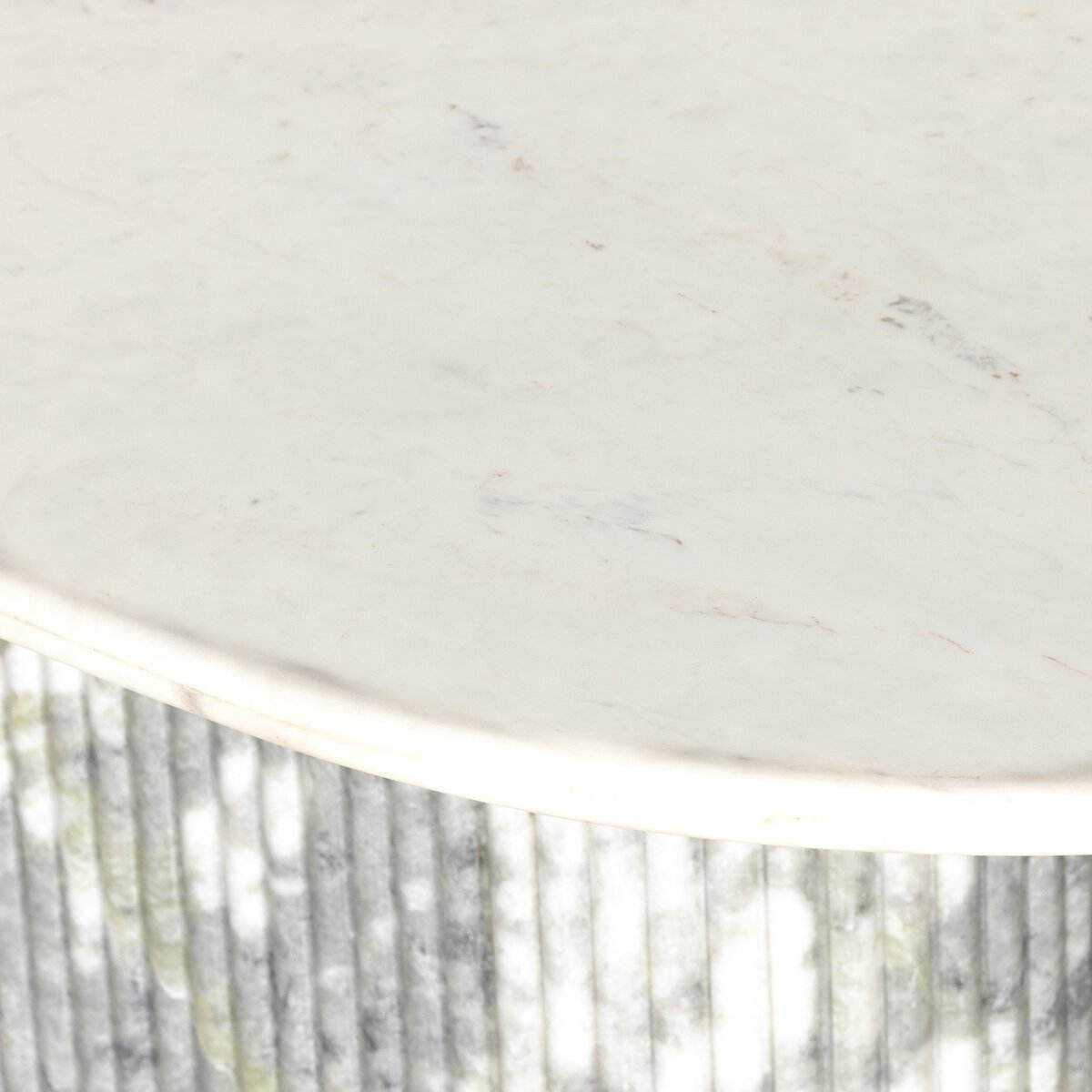 ธรรมชาติและขาว