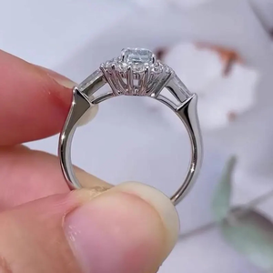 แหวนเพชรแล็บ 2 กะรัต สีฟ้าสดใสทรงเรเดียนท์ ทรงบาแก็ตต์ ประดับด้วยเพชรสามเม็ด วงแหวนทอง 14K ชุบโรเดียม ได้รับการรับรองจาก IGI สำหรับผู้หญิง - Product Image 3