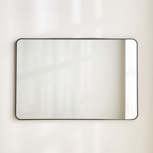 Espejo de pared elegante y moderno que añade un estilo glamuroso y un brillo llamativo a cualquier espacio vital o habitación de diseñador - Product Image 1