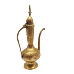 Découvrez la culture du café arabe avec ce pot de Dallah doré fabriqué avec des gravures complexes et une élégance intemporelle - Product Image 1