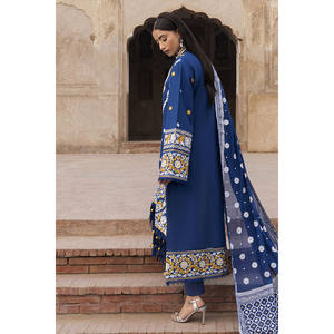 ชุดสูทผ้าลอนปักลาย 3 ชิ้นสำหรับผู้หญิง พร้อมผ้าคลุมไหล่พิมพ์ลายเคลือบเงา รุ่น DN-52047 - Product Image 4