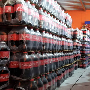 Coca Cola Original, paquete de 24 botellas PET de 1 litro, cajas maestras para venta al contado y transporte, para clubes mayoristas y distribución en cadenas minoristas - Product Image 1