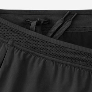 Short de sport pour hommes en polyester personnalisé solide et écologique de haute qualité avec caractéristiques respirantes et à séchage rapide - Product Image 4