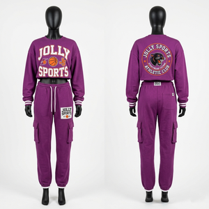 Ensemble survêtement femme en molleton de coton 320 GSM violet, crop top et pantalon cargo, avec broderie et impression en relief personnalisées - Product Image 3