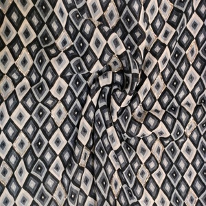 Tissu Georgette Brodé à la main avec des impressions sur soie - Product Image 1