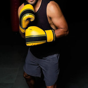 ถุงมือชกมวยที่ทนทานสวมใส่สบายแบบเย็บติดทนนานเหมาะสำหรับมวยไทยและศิลปะการต่อสู้ - Product Image 1