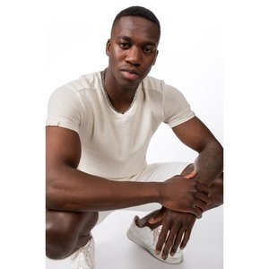 T-shirt da uomo lavabile e ad asciugatura rapida in lino con scollo a V scelta sostenibile - Product Image 5