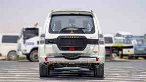 Sedán 2024 con Motor de Gasolina 4L/8L, Caja de Cambios Manual y Automática, Asientos de Cuero, Cámara Trasera, Volante a la Izquierda - Product Image 4