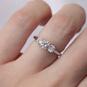 Bague de fiançailles Moissanite coupe ronde de 6.5mm | Bague en or ou en argent à trois pierres | Anniversaire de mariage de mariée bijoux fins OEM - Product Image 3