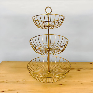 Support de panier élégant en fil métallique à trois niveaux vintage et doré Organisateur élégant pour les collations aux fruits Décoration intérieure Vitrine d'épices - Product Image 4