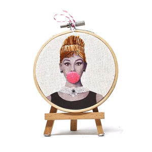 Aro de Bordado Moderno de Arte Pop Hecho a Mano – Bambú y Algodón Orgánico de 10 cm – Diseño 3D Bubblegum – Audrey Hepburn - Product Image 1