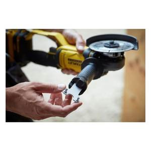 Amoladora Angular Inalámbrica Stanley de 18 V, D. 125 mm, V20 FATMAX SFMCG400M2K, con 2 Baterías de 4 Ah - Product Image 5