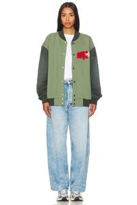 Chaqueta universitaria con botón a presión para mujer, chaqueta de béisbol verde personalizada de diseño único para mujer, Chaqueta corta de lana y Letterman para mujer - Product Image 4