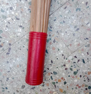 Palo de escoba de coco resistente de 36 pulgadas perfecto para limpiar espacios al aire libre jardines patios y calles con agarre fuerte - Product Image 5