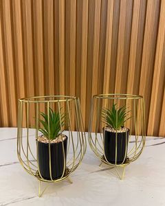 Elegante maceta decorativa de metal con base tallada ideal para entradas formales de jardín y estilo interior - Product Image 5